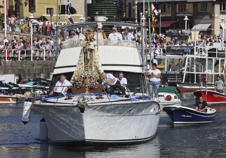 La Virgen del Carmen surca los mares ante la atenta mirada de cientos de feligreses en el Puerto Deportivo de Gijón.