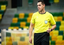 El árbitro gijonés Chus Álvarez, durante un partido.
