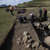 Algunos de los participantes en la segunda jornada de excavaciones en la zona de La Llanada de la Campa Torres.
