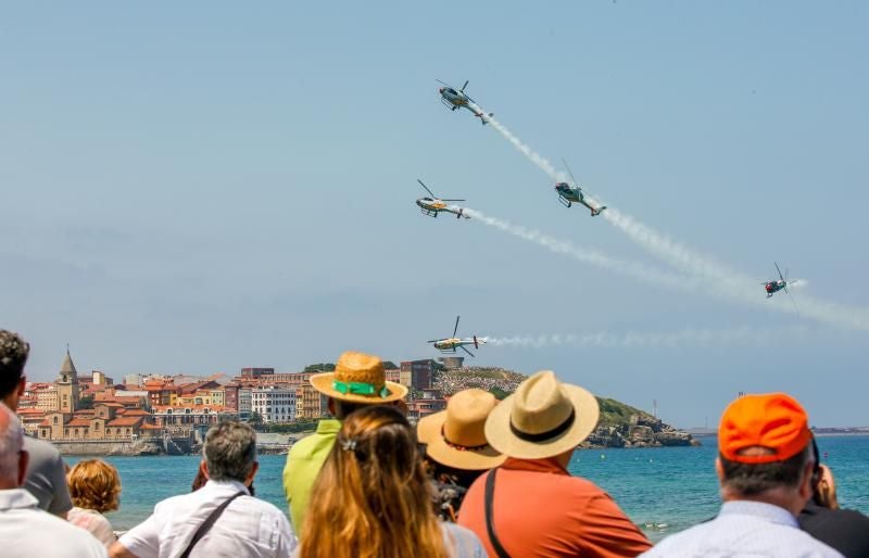 Helicópteros de la patrulla Aspa en una edición anterior del Festival Aéreo de Gijón.