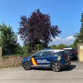 Patrullas de la Policía Nacional en la vivienda esta mañana de martes.