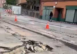 Estado de la zona en obras en pleno centro de Sama.