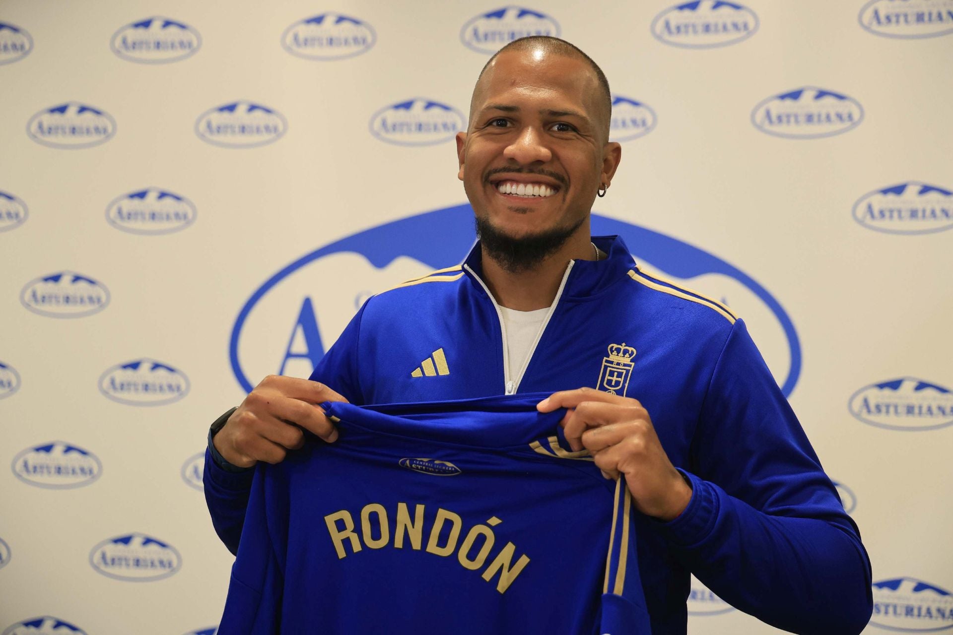 Salomón Rondón, en su presentación como nuevo jugador del Real Oviedo.