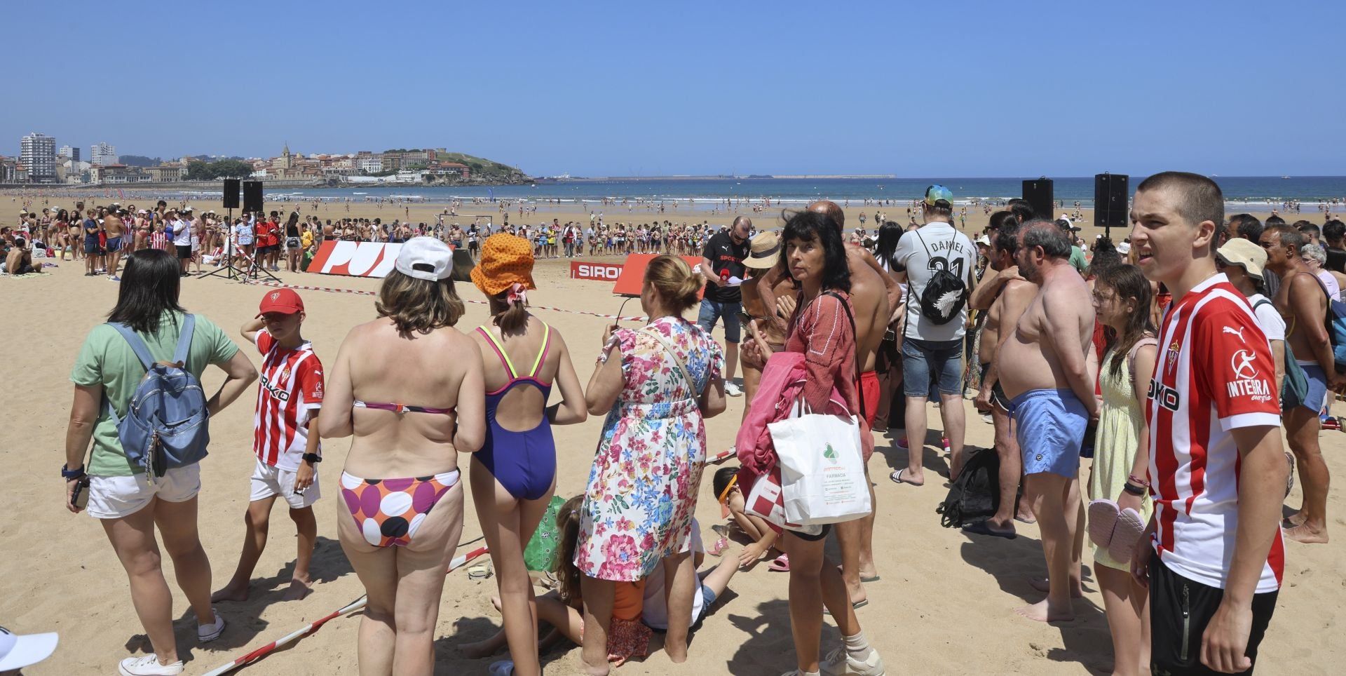 El Sporting de Gijón presenta su nueva equipación con una pachanga en la playa