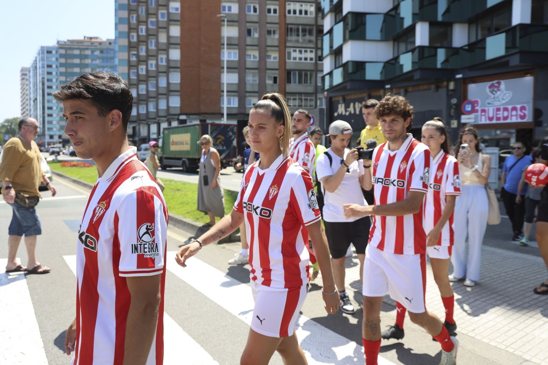 El Sporting de Gijón presenta su nueva equipación con una pachanga en la playa