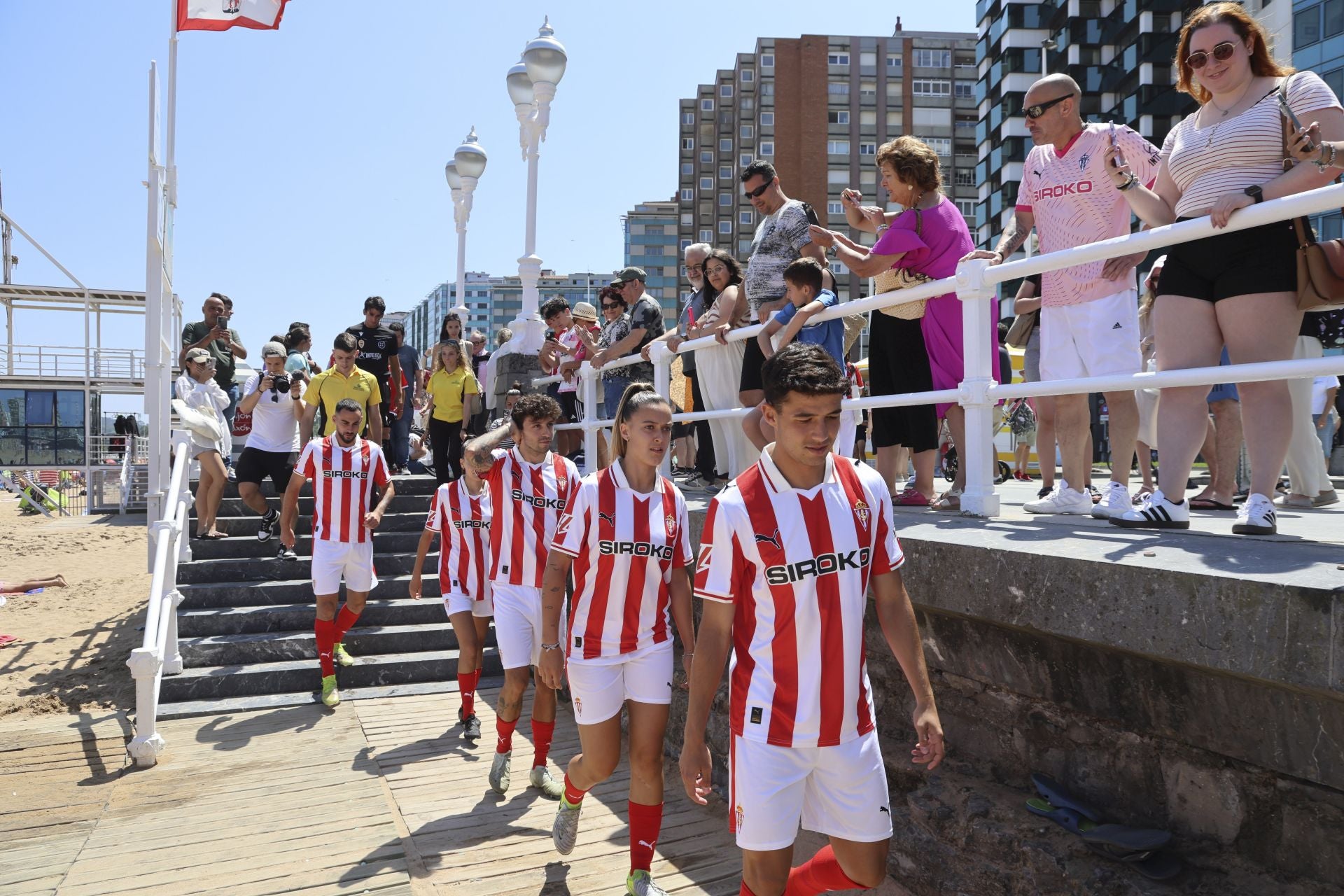 El Sporting de Gijón presenta su nueva equipación con una pachanga en la playa