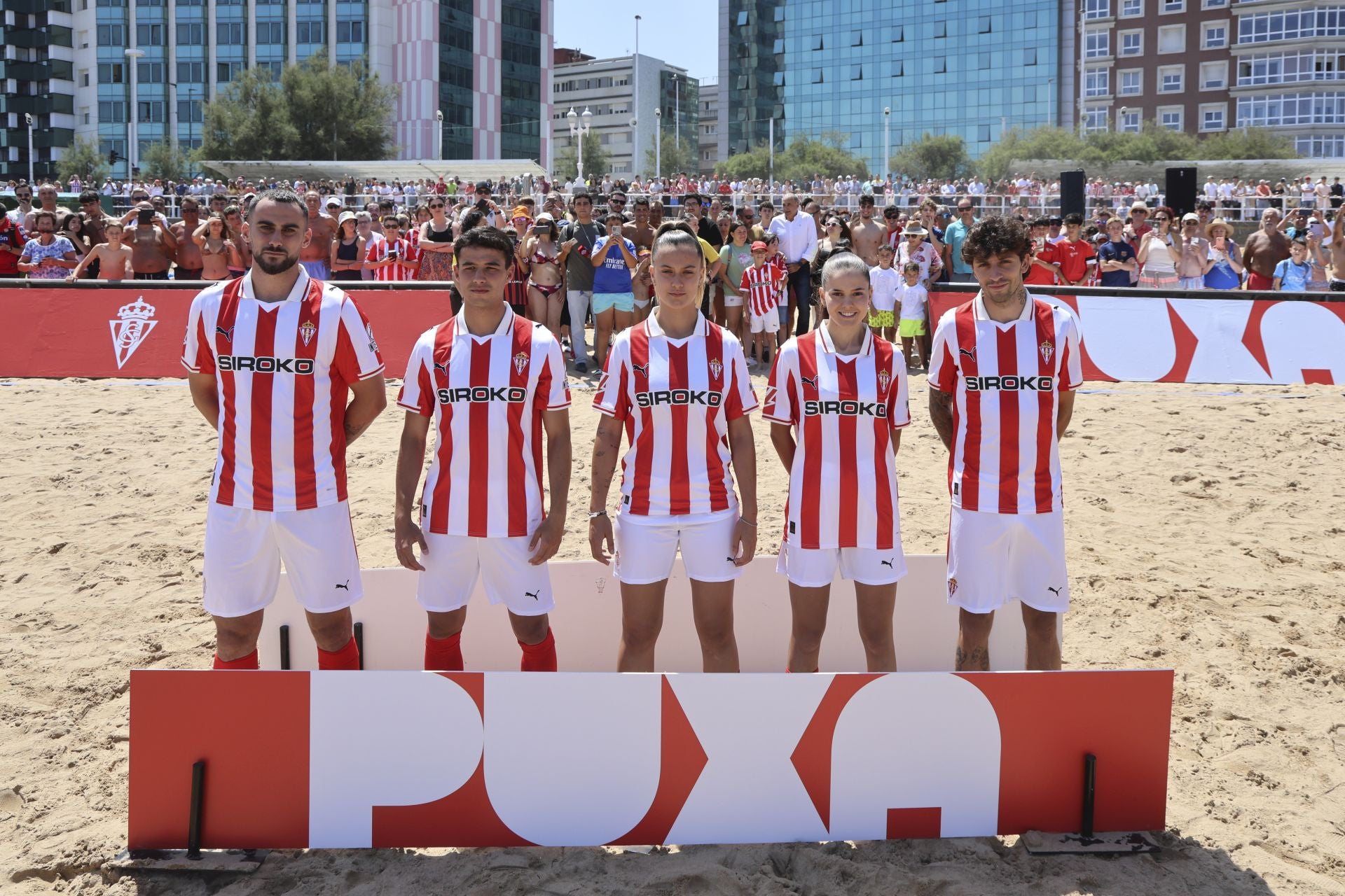 El Sporting de Gijón presenta su nueva equipación con una pachanga en la playa