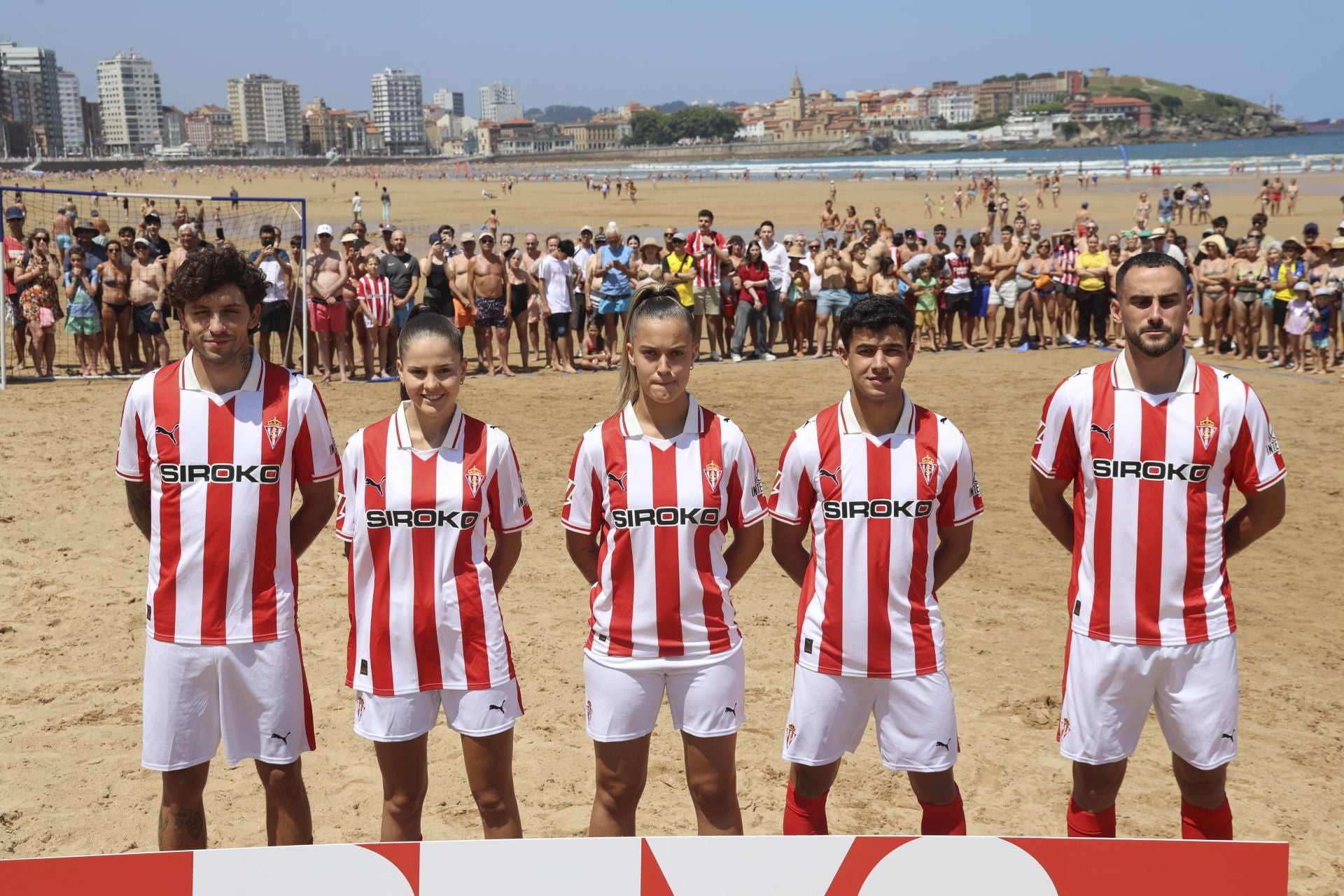 El Sporting de Gijón presenta su nueva equipación con una pachanga en la playa