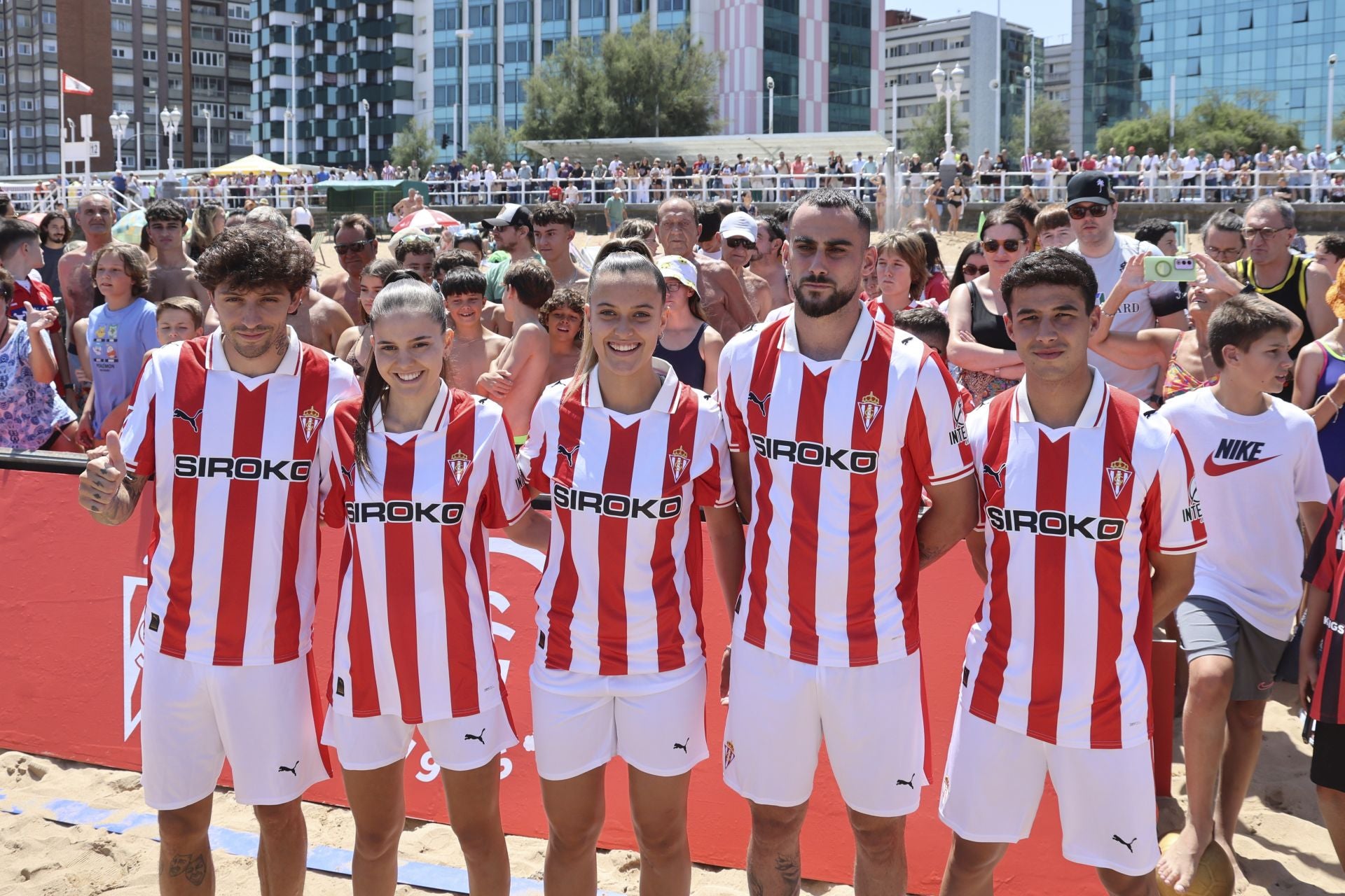 El Sporting de Gijón presenta su nueva equipación con una pachanga en la playa