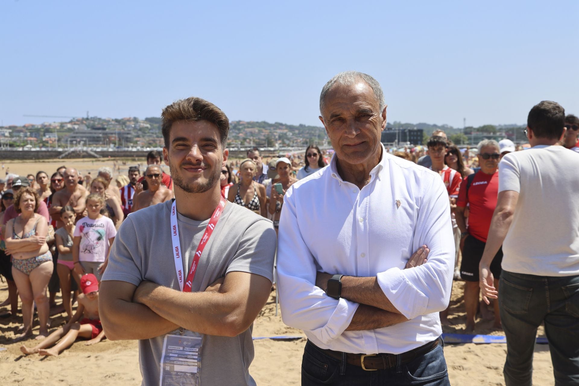 El Sporting de Gijón presenta su nueva equipación con una pachanga en la playa
