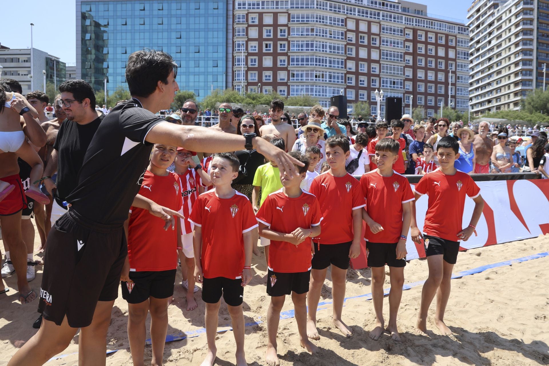 El Sporting de Gijón presenta su nueva equipación con una pachanga en la playa
