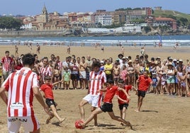 El Sporting de Gijón presenta su nueva equipación con una pachanga en la playa