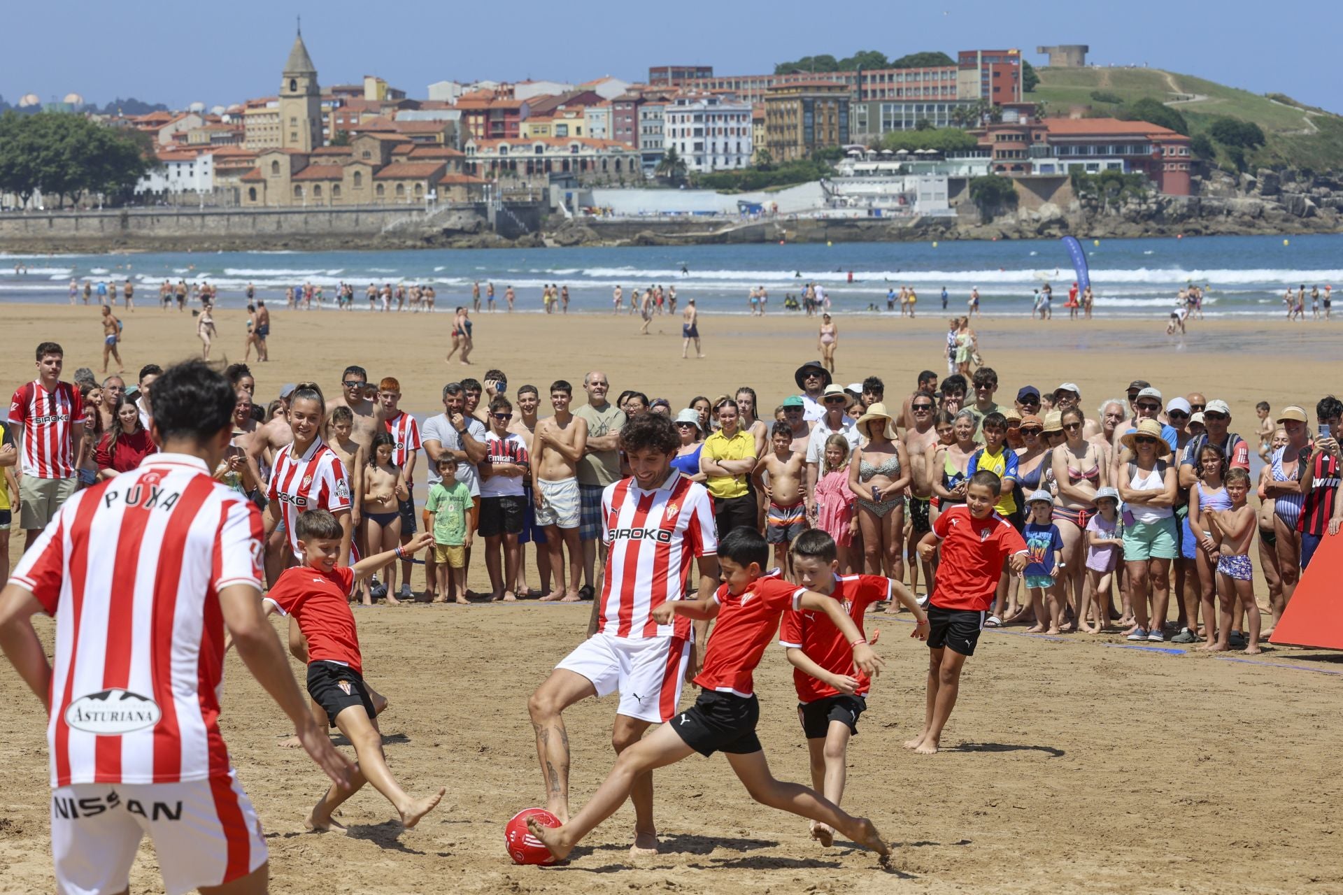 El Sporting de Gijón presenta su nueva equipación con una pachanga en la playa