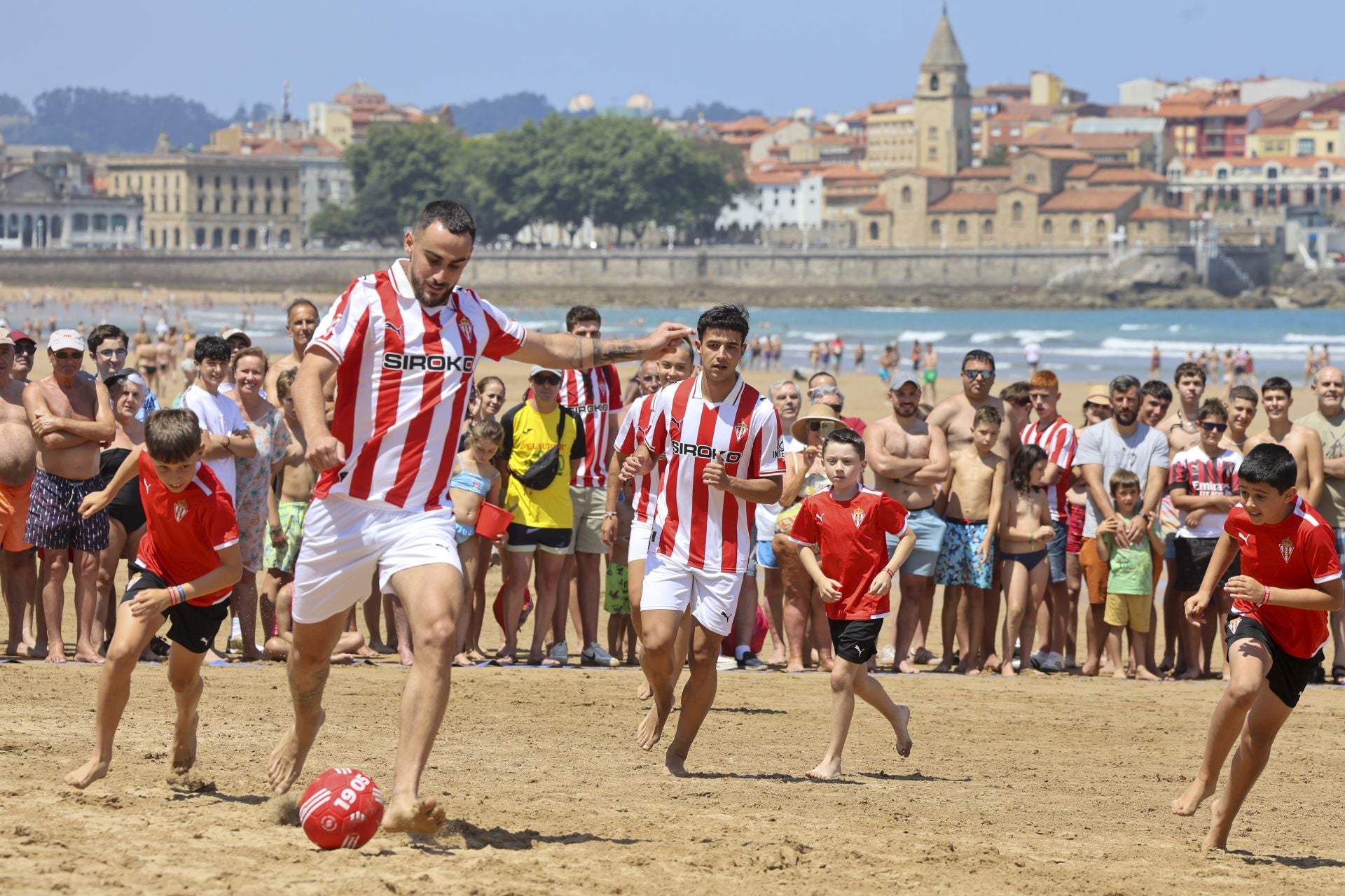 El Sporting de Gijón presenta su nueva equipación con una pachanga en la playa