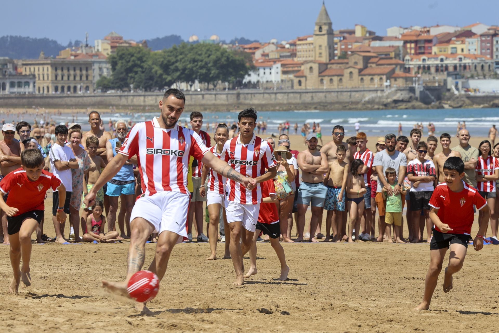 El Sporting de Gijón presenta su nueva equipación con una pachanga en la playa