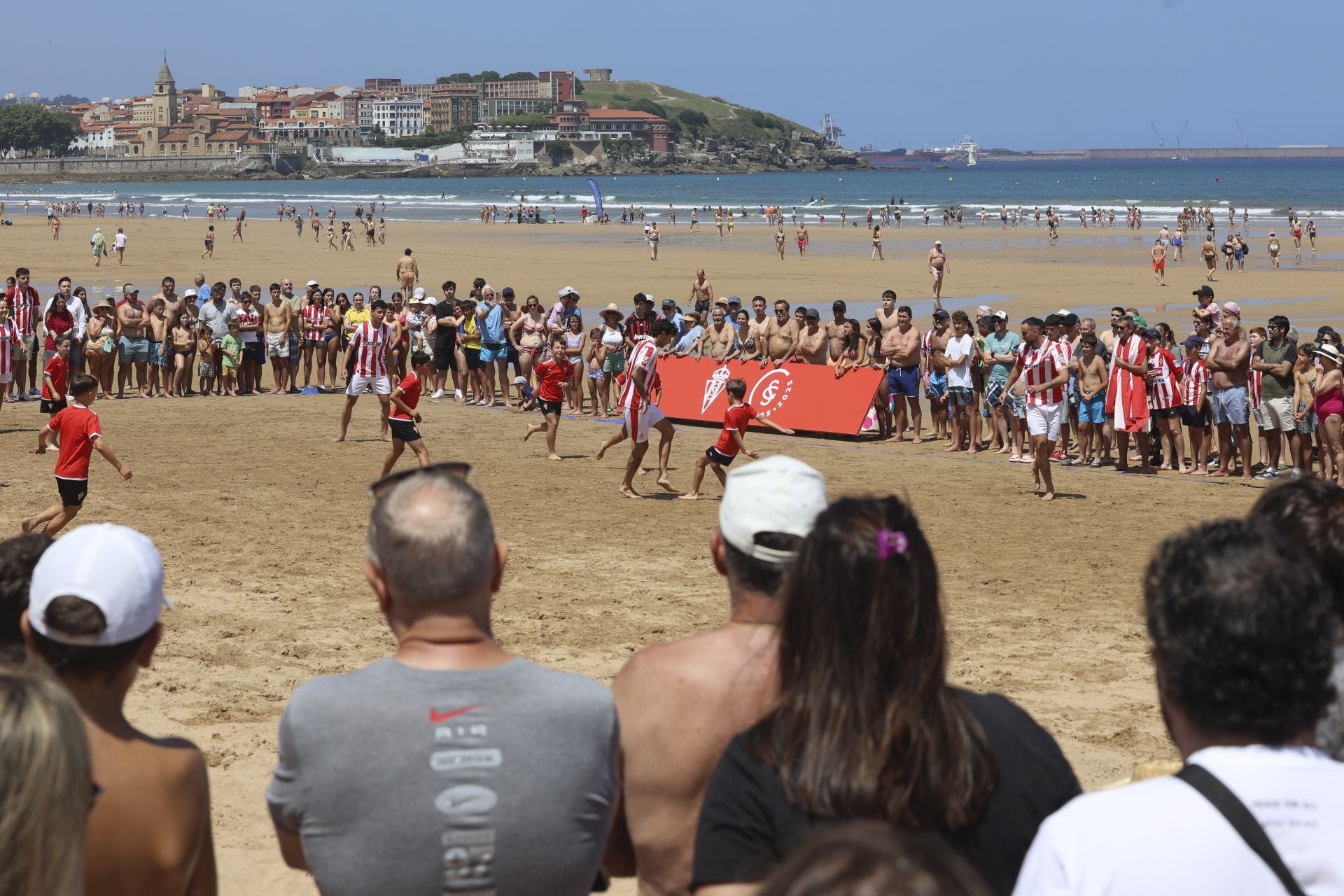 El Sporting de Gijón presenta su nueva equipación con una pachanga en la playa
