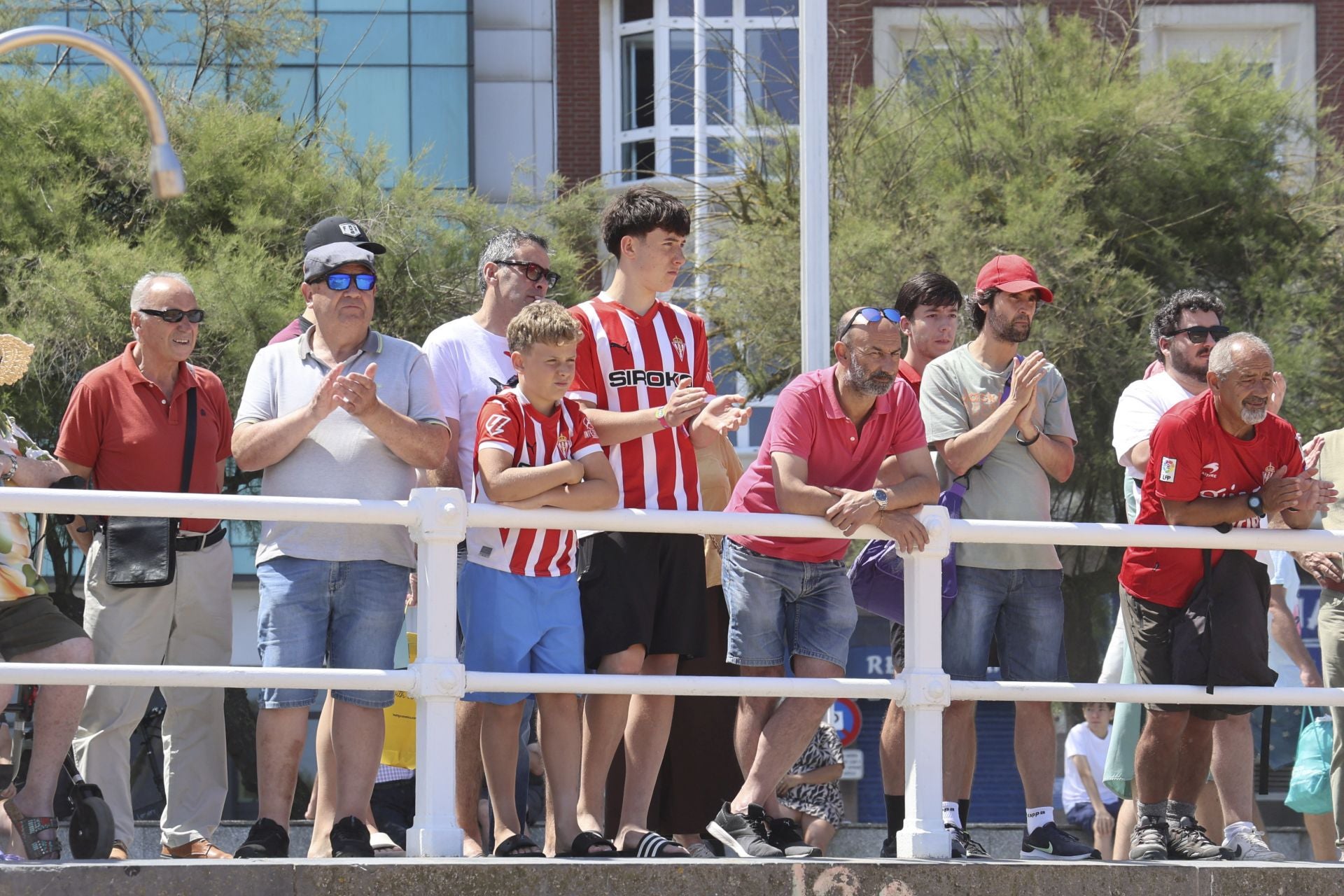 El Sporting de Gijón presenta su nueva equipación con una pachanga en la playa