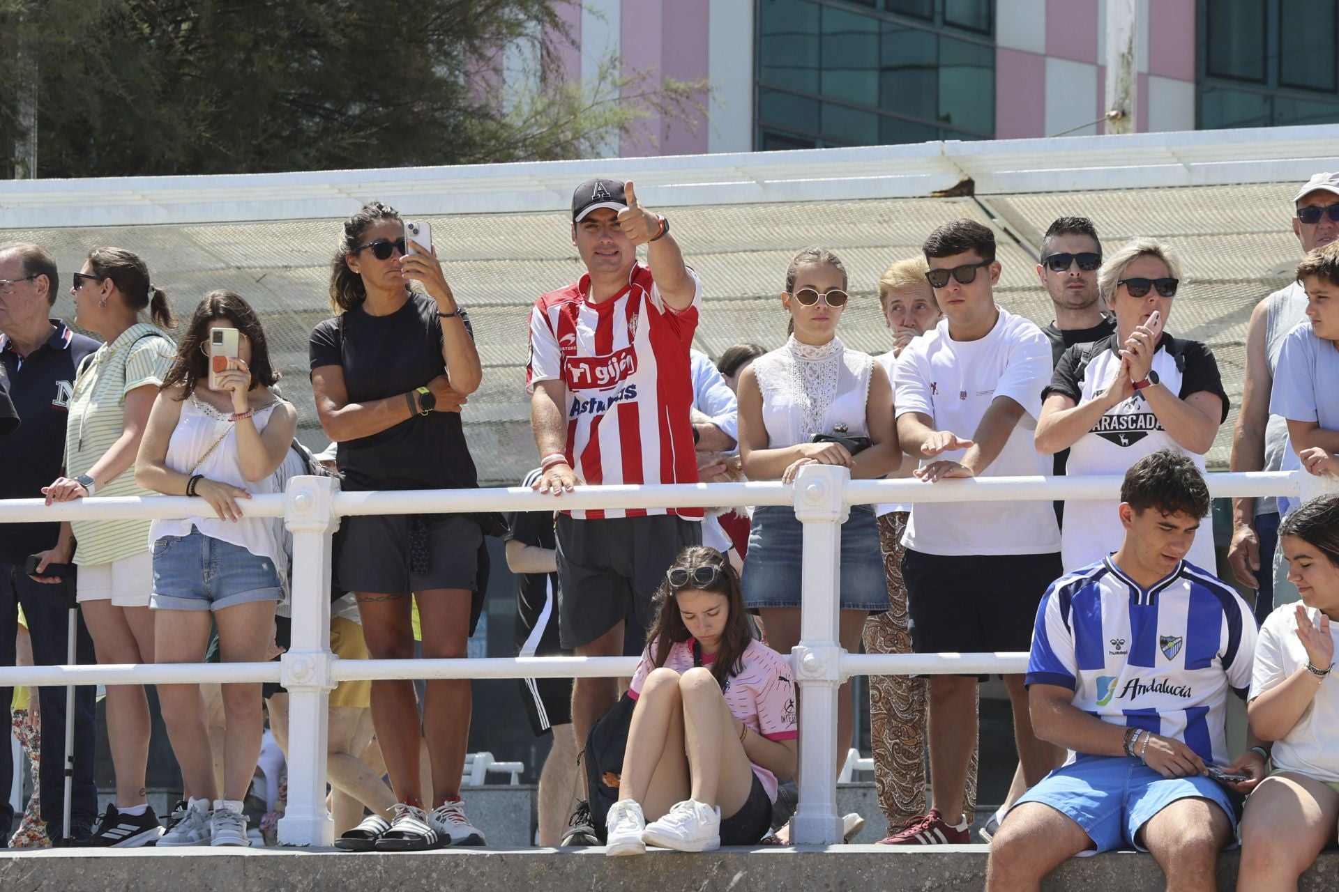 El Sporting de Gijón presenta su nueva equipación con una pachanga en la playa