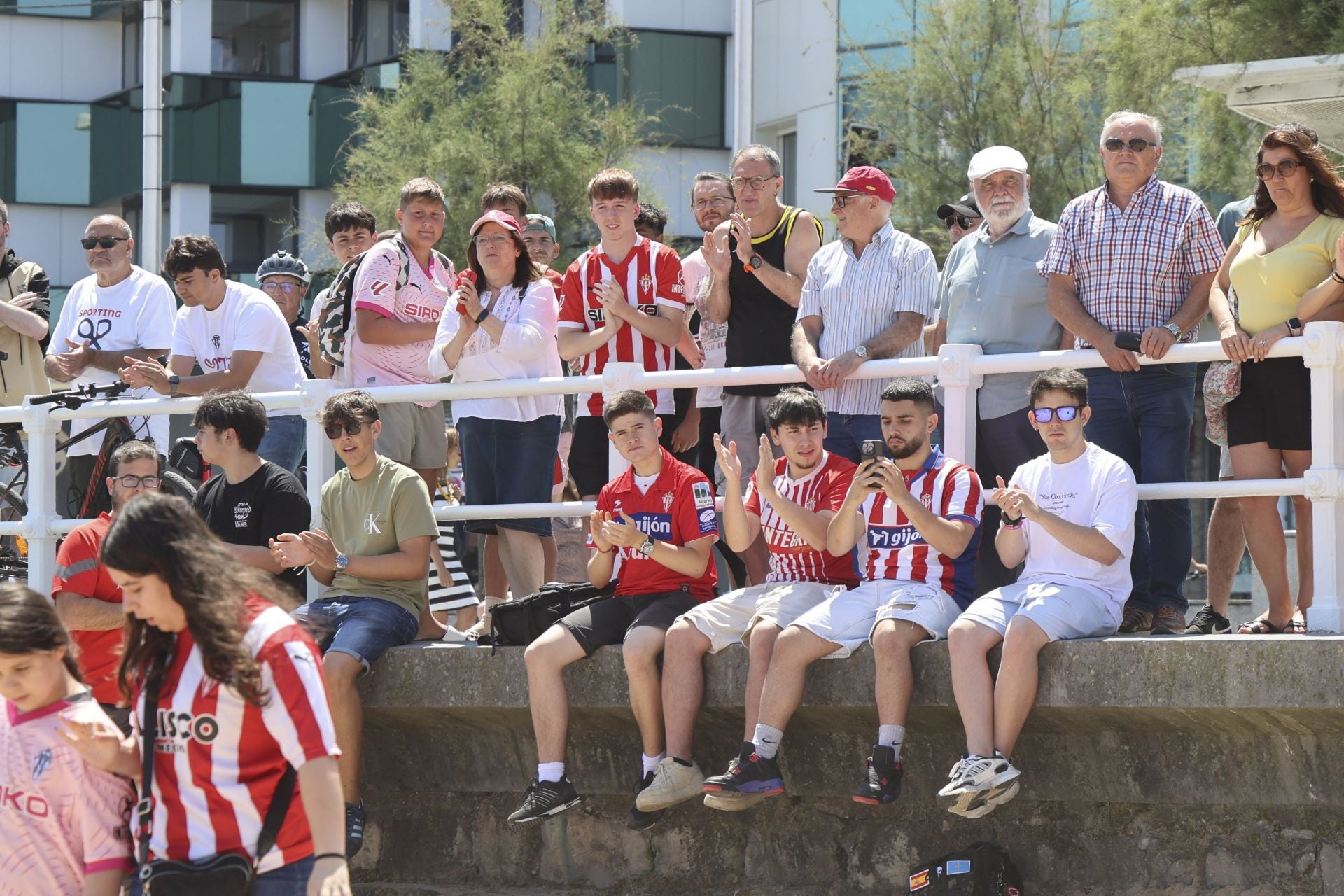 El Sporting de Gijón presenta su nueva equipación con una pachanga en la playa