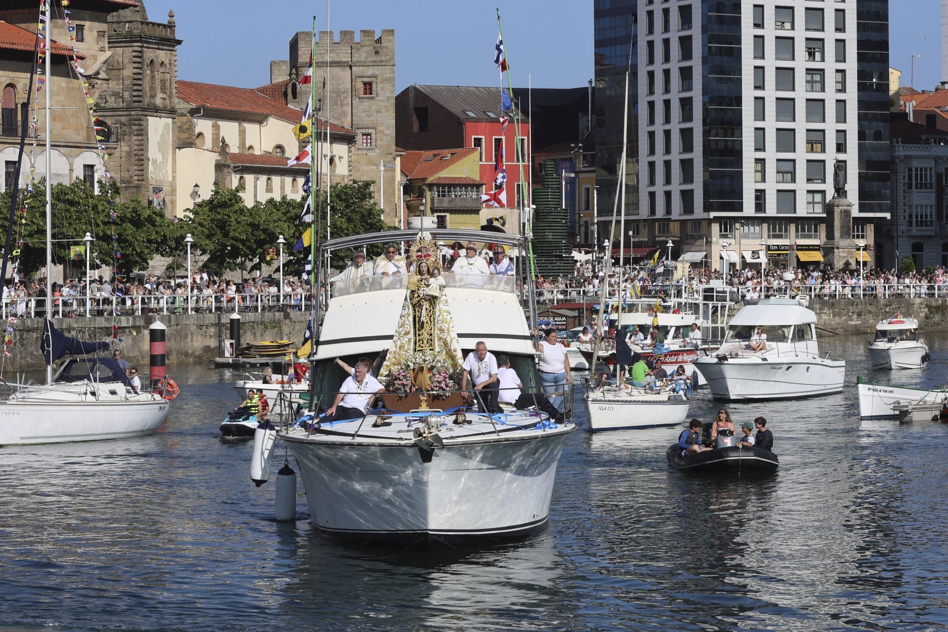 Gijón celebra la procesión marinera de la Virgen del Carmen