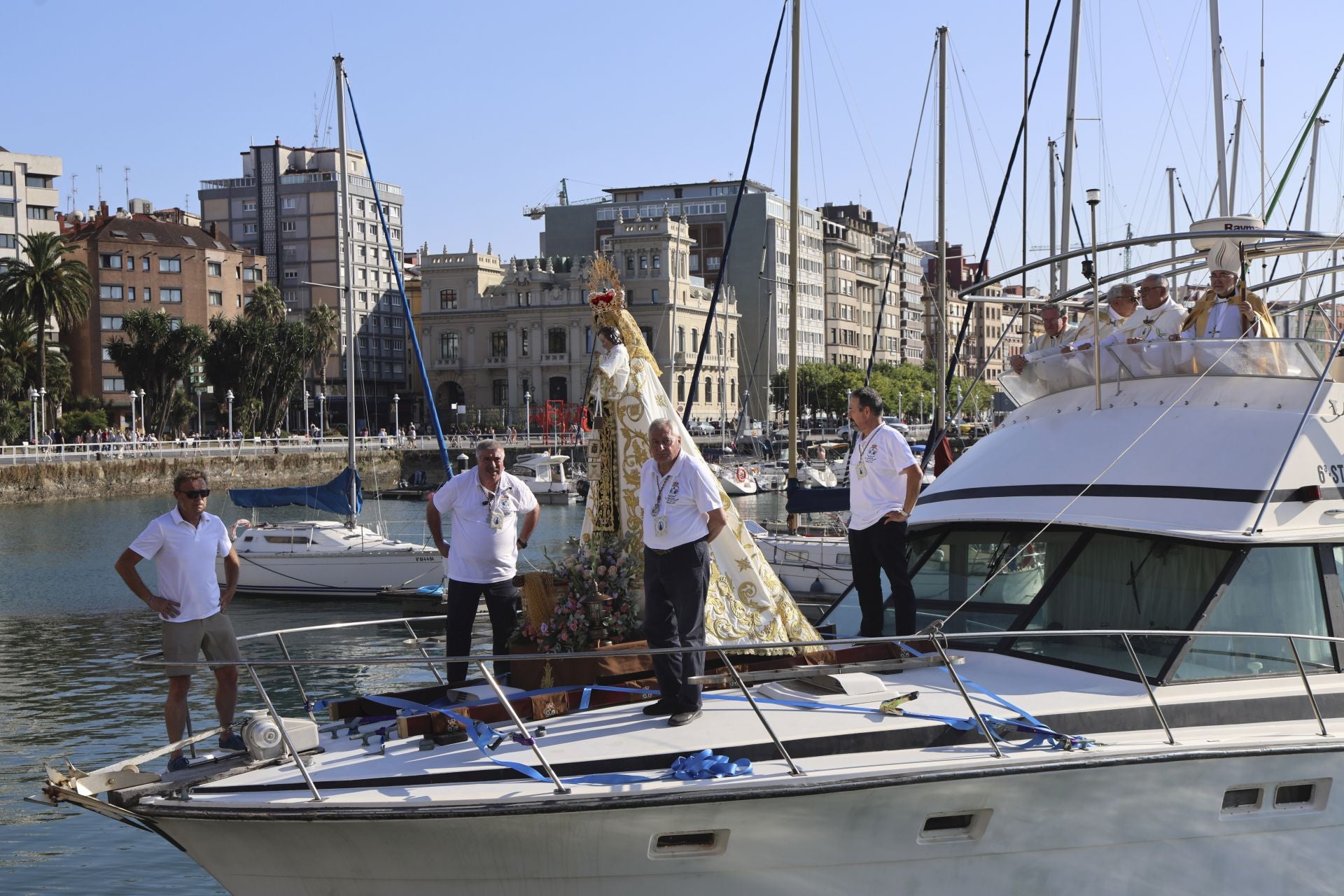Gijón celebra la procesión marinera de la Virgen del Carmen