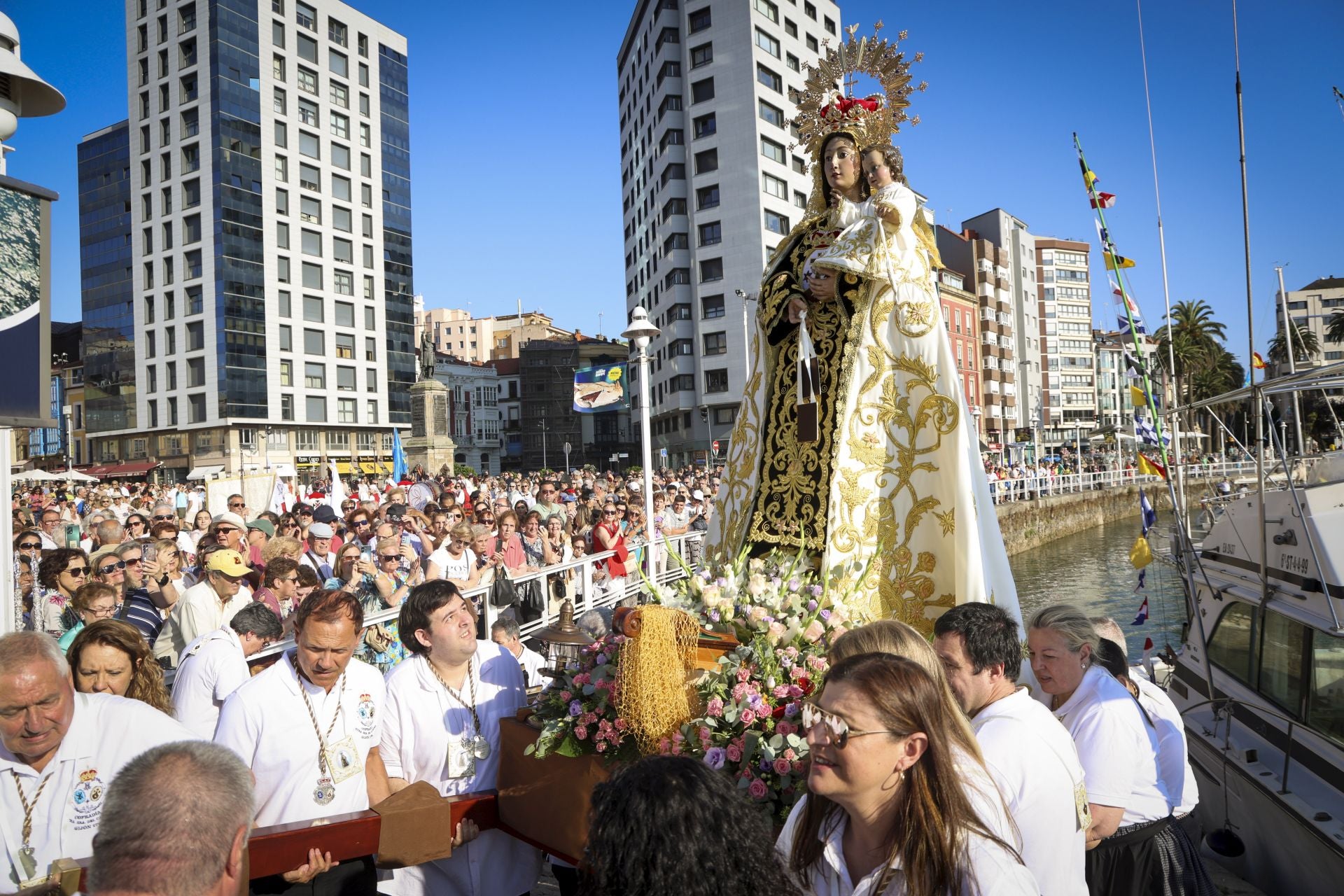 Gijón celebra la procesión marinera de la Virgen del Carmen