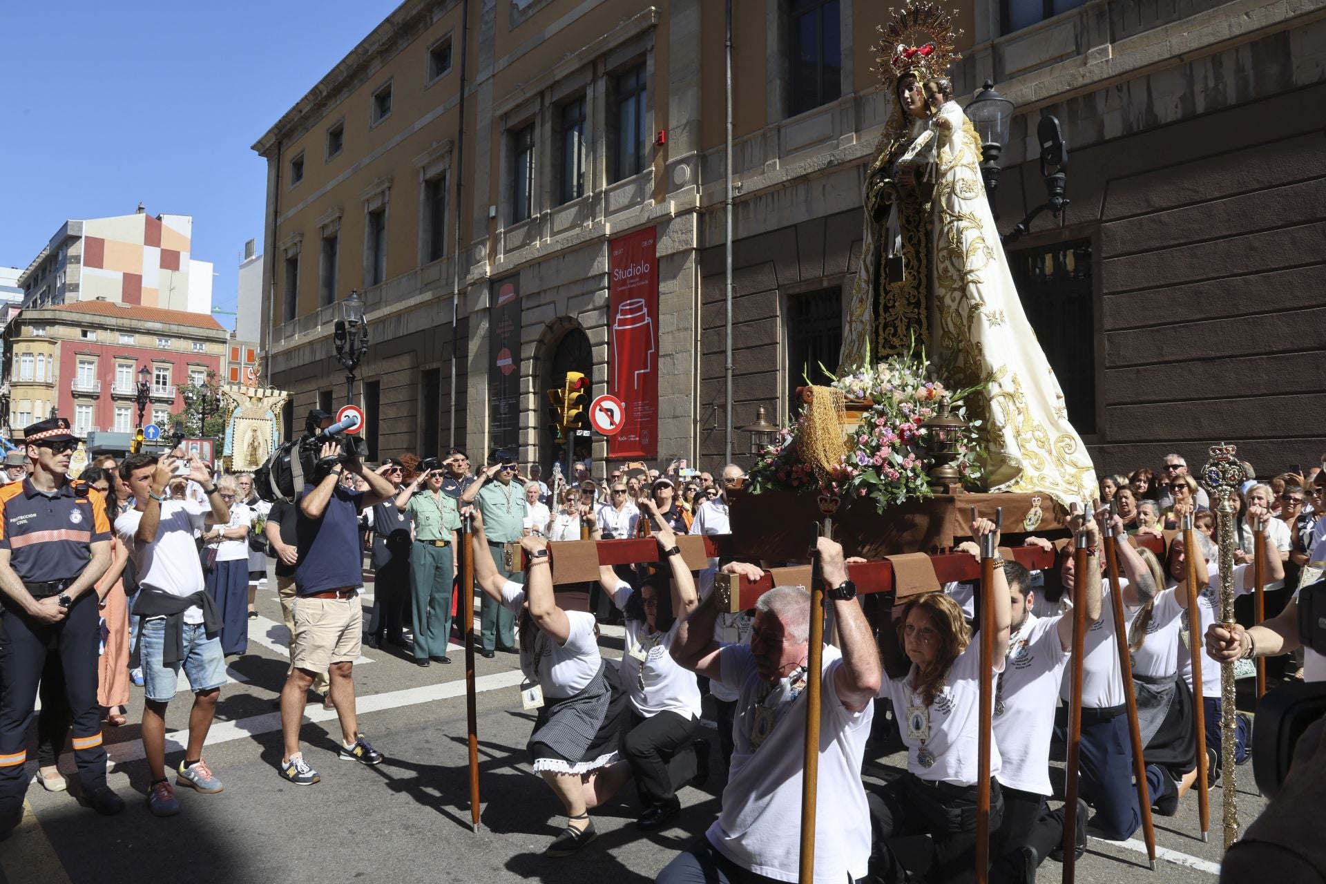 Gijón celebra la procesión marinera de la Virgen del Carmen