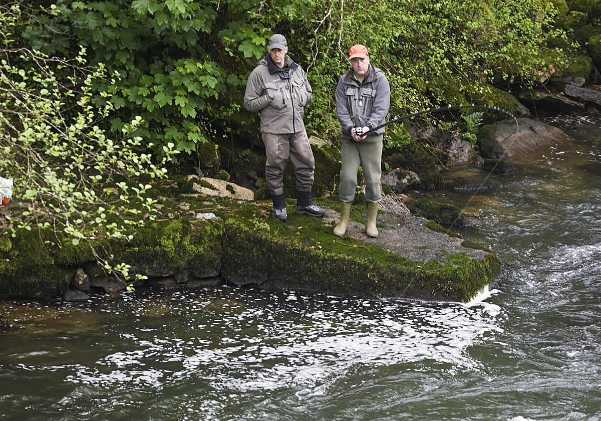 Dos pescadores, durante la pasada campaña de pesca de salmón con muerte en Asturias.