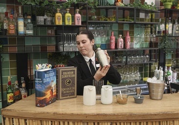 Sanderson se toma en Avilés un cóctel inspirado en sus libros