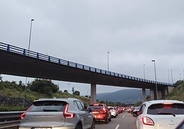 Momento del atasco en dirección a Oviedo.