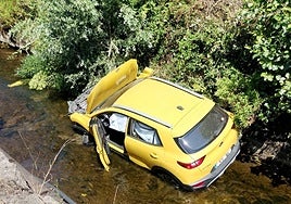 El vehículo, en el río.