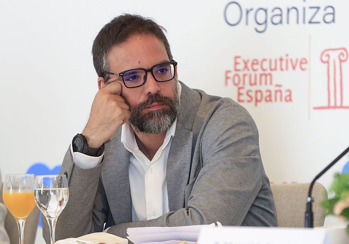 El presidente de Renfe, Álvaro Fernández Heredia, en el desayuno informativo donde se le preguntó por el 'fiasco ferroviario' destapado por EL COMERCIO.