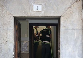 Policías nacionales durante el registro en la vivienda de la calle Contracay.