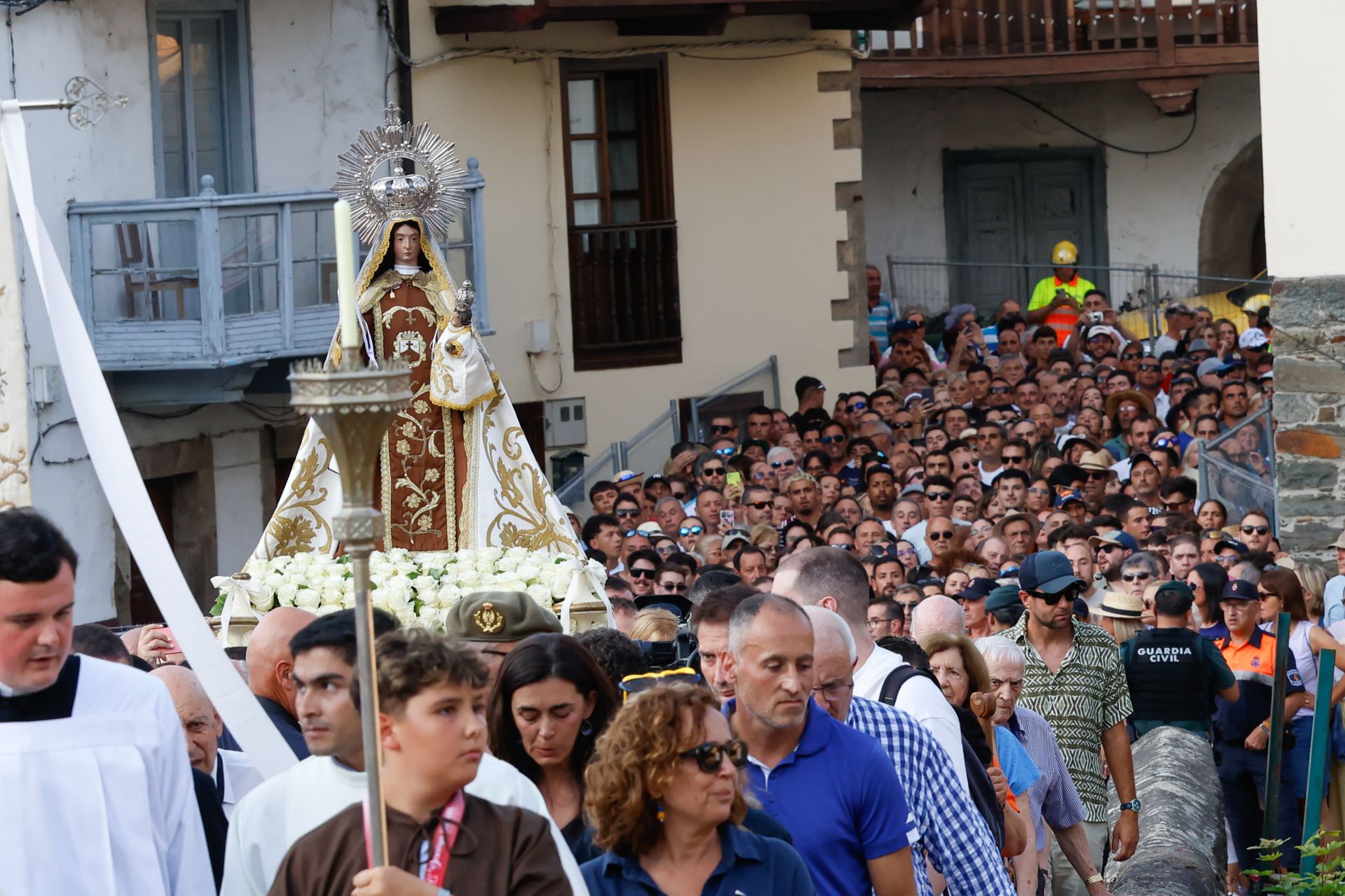 Cangas del Narcea estalla con las Fiestas del Carmen y La Descarga