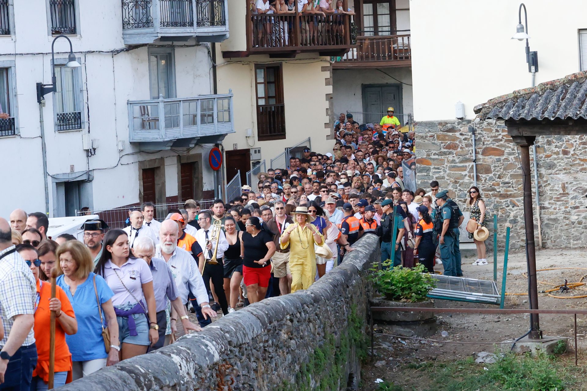 Cangas del Narcea estalla con las Fiestas del Carmen y La Descarga