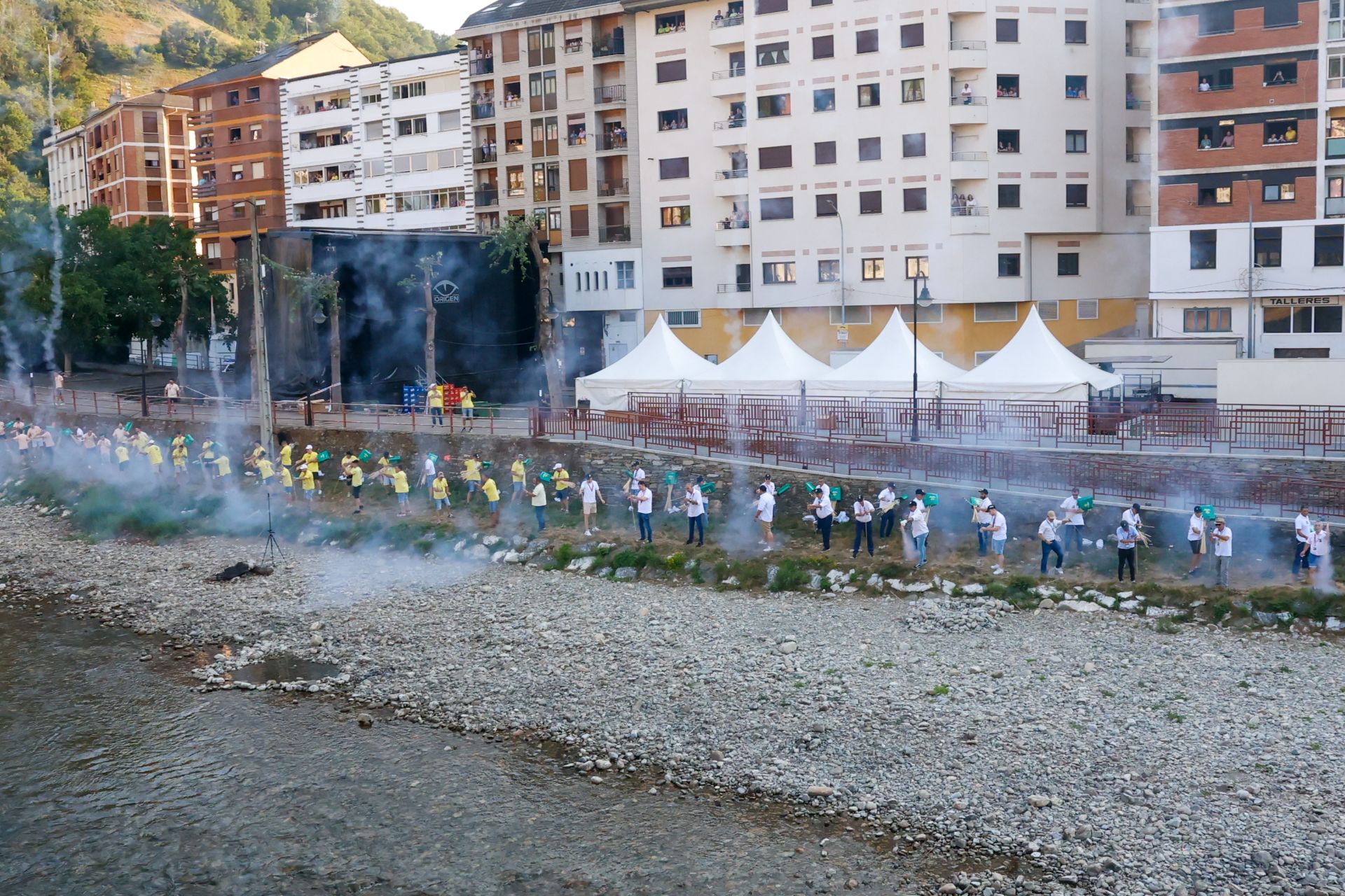 Cangas del Narcea estalla con las Fiestas del Carmen y La Descarga