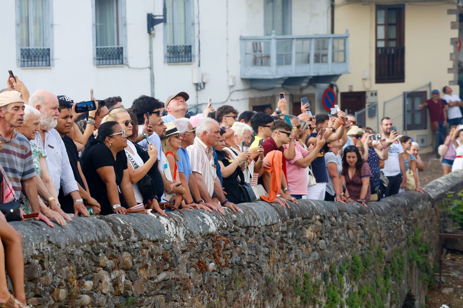 Cangas del Narcea estalla con las Fiestas del Carmen y La Descarga