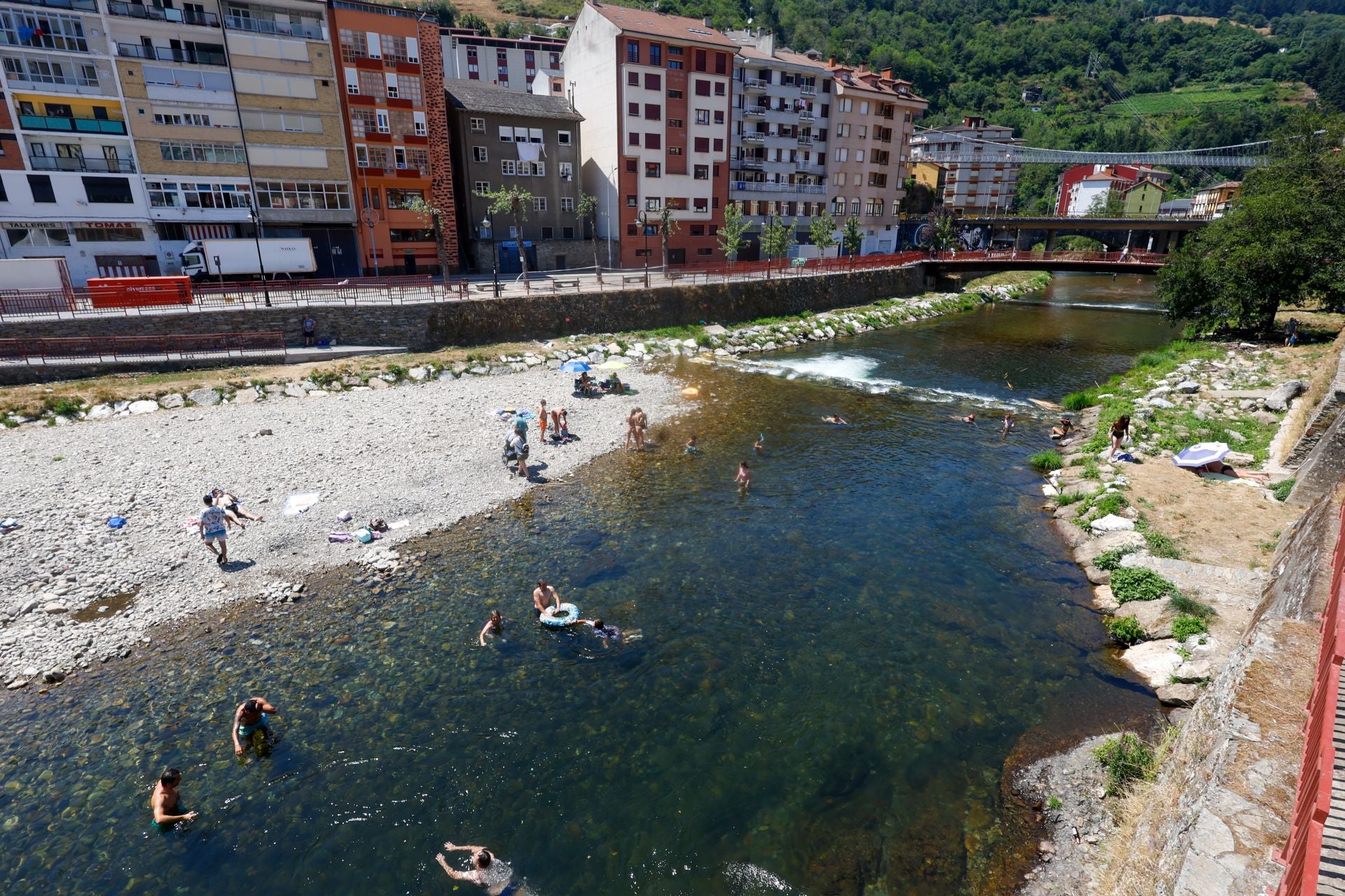 Cangas del Narcea estalla con las Fiestas del Carmen y La Descarga