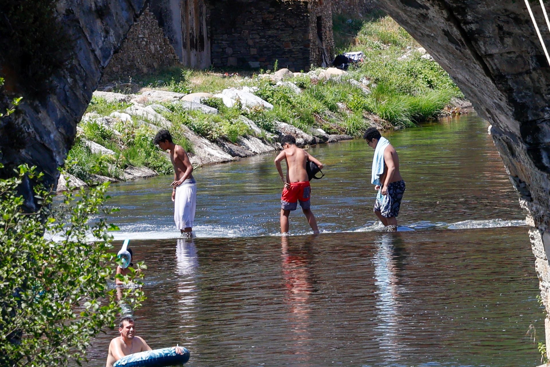 Cangas del Narcea estalla con las Fiestas del Carmen y La Descarga