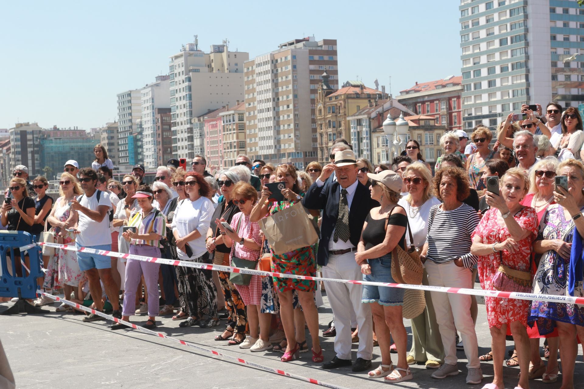 La Armada honra a la Virgen del Carmen en Gijón