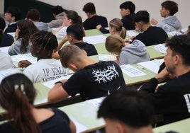 Estudiantes al inicio del examen de julio.