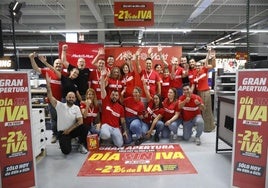 Algunos miembros de la plantilla de MediaMarkt en Gijón, este miércoles, preparados para la inauguración durante la presentación a medios.