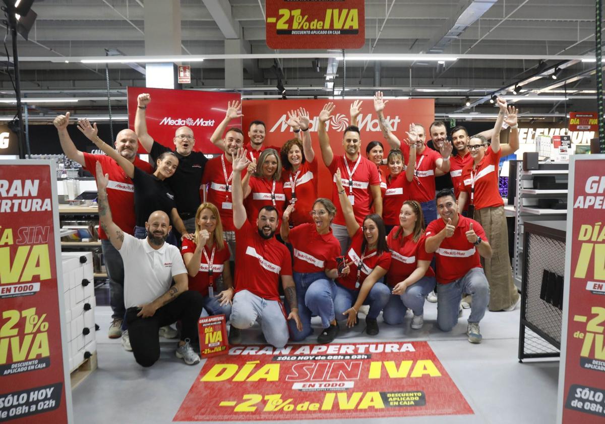 Algunos miembros de la plantilla de MediaMarkt en Gijón, este miércoles, preparados para la inauguración durante la presentación a medios.