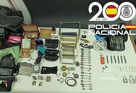 Parte de los objetos incautados por la Policía Nacional.