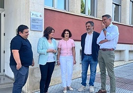 Los políticos populares, frente a la sede del juzgado de Siero.