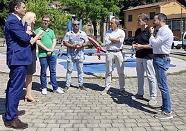 Ovidio Zapico, tercero por la derecha, en el barrio de San Vicente