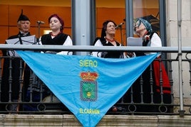 Miembros del Grupo Folclórico El Ventolín, en el balcón consistorial, en pleno pregón.