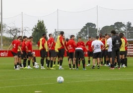 La primera plantilla del Sporting agrupada sobre el verde de Mareo en los instantes previos a comenzar el entrenamiento.