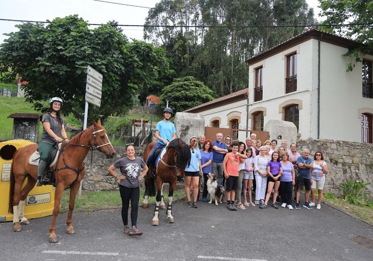 Una representación de los casi 200 integrantes de la asociación de vecinos La Atalaya, de San Martín de Huerces, delante del centro social.