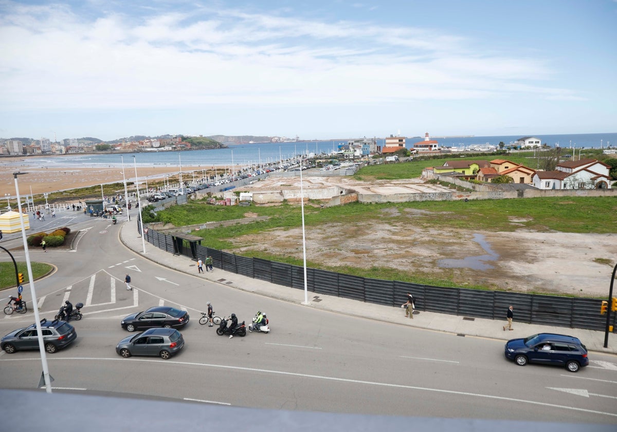Estado actual de los terrenos de la Ería del Piles tras los últimos derribos y los tres chalés que permanecen en la zona.